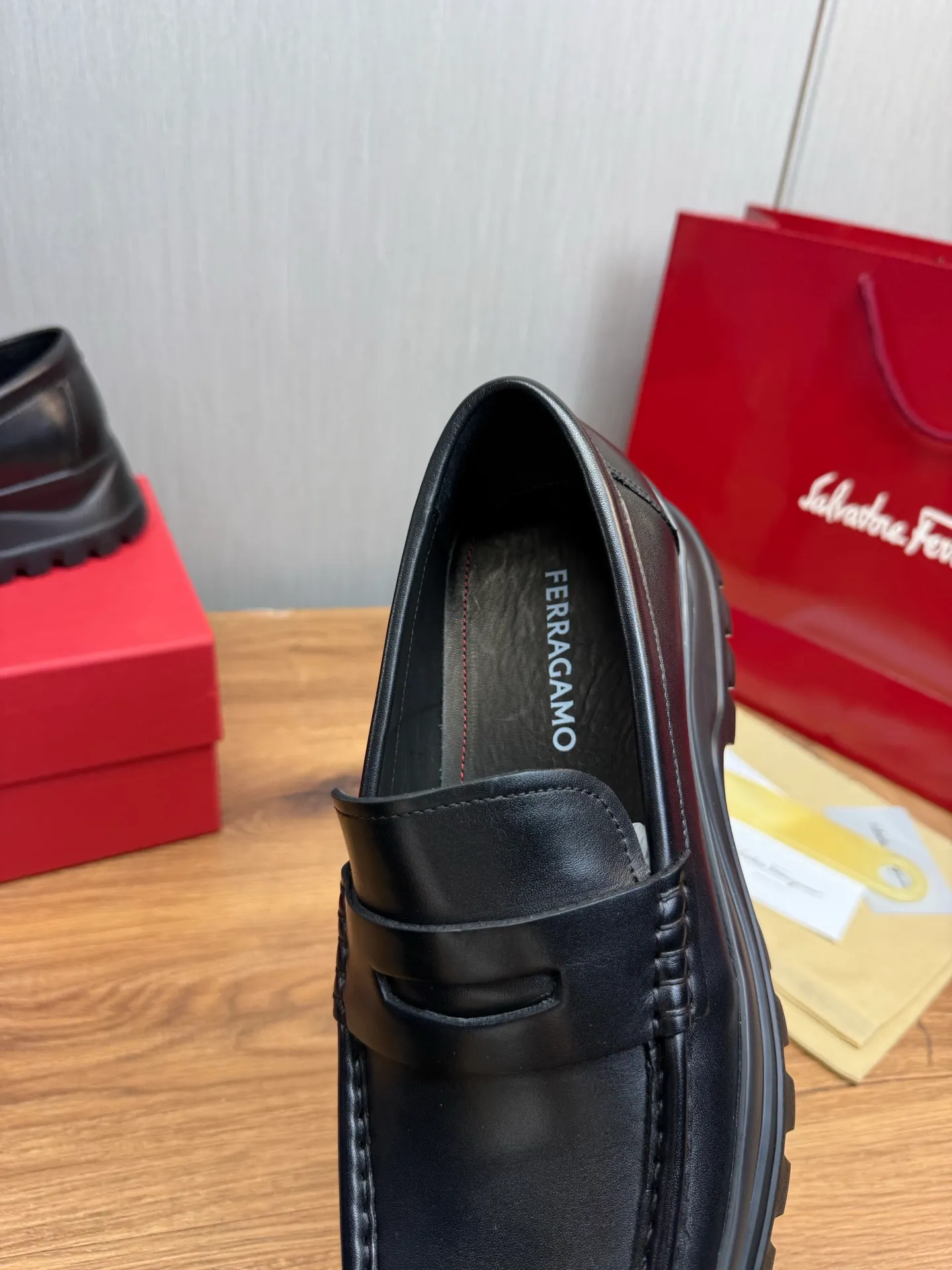 Men's shoes 💰880💰 Ferragamo. [Ferragamo] Men's Loaf leather shoes, the latest hot style, 1:1 original purchase quality, top quality, imported open-edge beaded cowhide leather on the upper, hand-made three-dimensional stitching highlights the round toe design, the inner feet are made of imported cowhide, with original wear-resistant rubber outsole, matching code 39-44, (38, 45 custom-made, non-refundable)